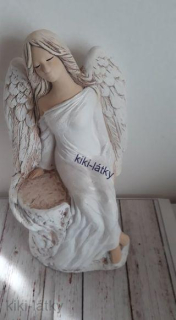 Andělka sedící na pařezu bílá