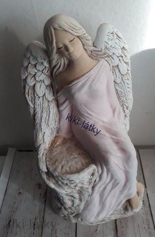 Andělka sedící na pařezu růžová