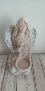 Andělka  sedící na svíčku béžová